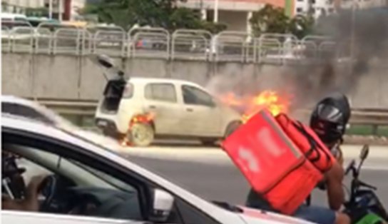 VÍDEO: carro pega fogo na Avenida Paralela; não há registro de vítimas