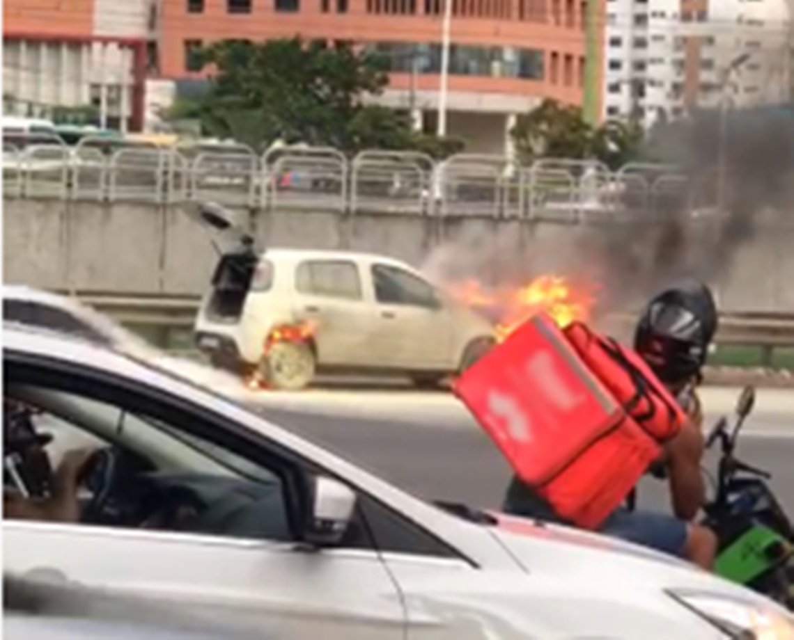 VÍDEO: carro pega fogo na Avenida Paralela; não há registro de vítimas