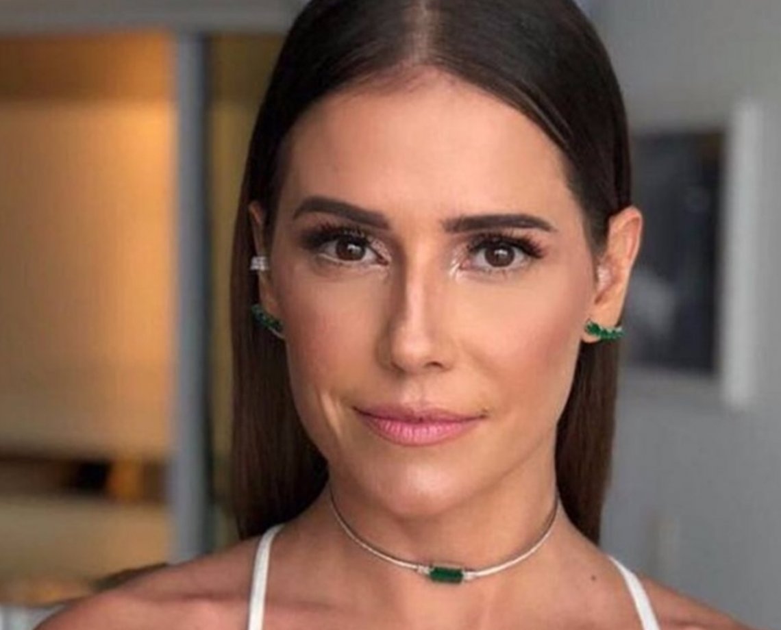 Sem citar nome, Deborah Secco assume que já se envolveu em relacionamento lésbico com famosa e, horas depois, nome é revelado 