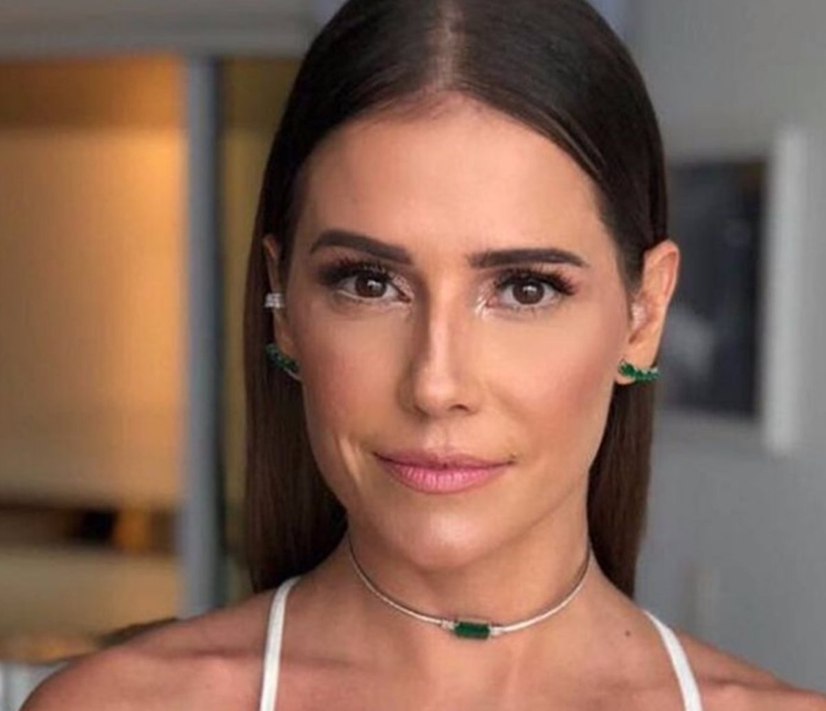 Sem citar nome, Deborah Secco assume que já se envolveu em relacionamento lésbico com famosa e, horas depois, nome é revelado 