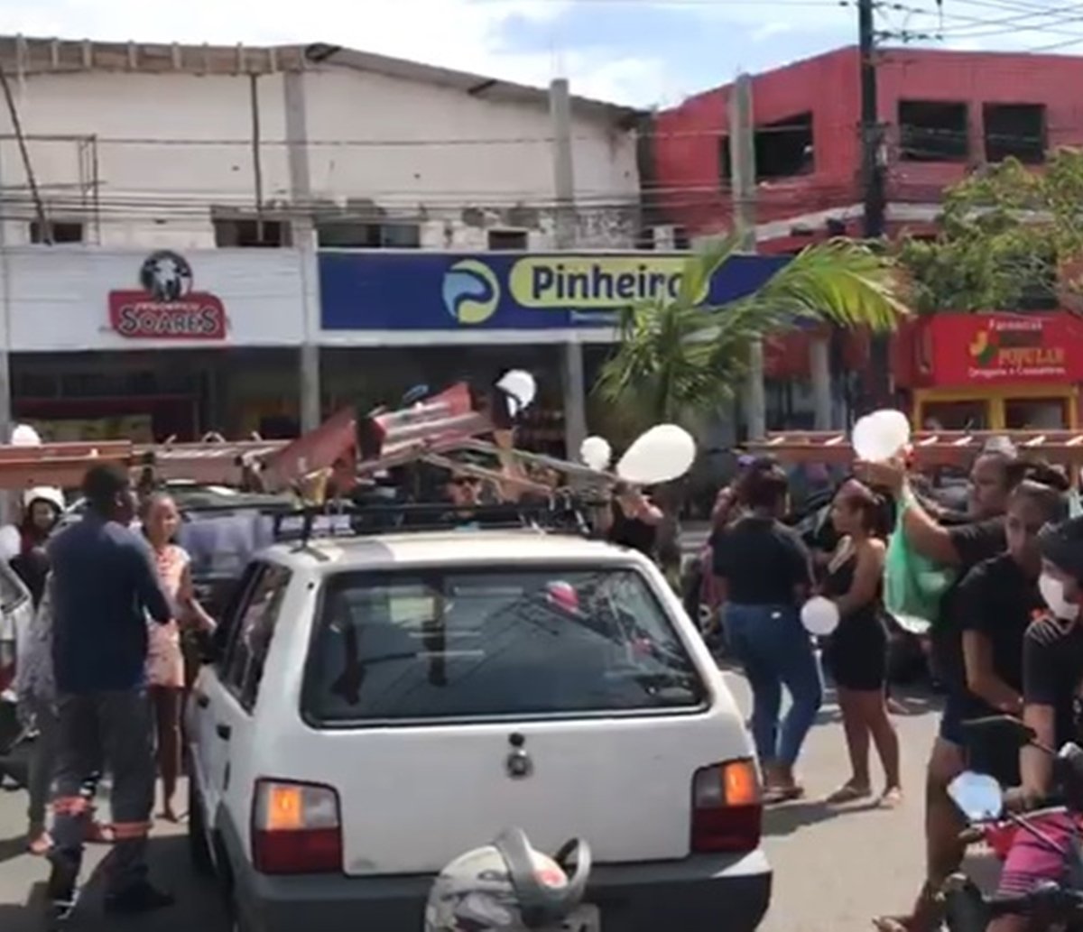 Família protesta após jovens serem executados por traficantes em Valéria; eles teriam sido atraídos por mulher 