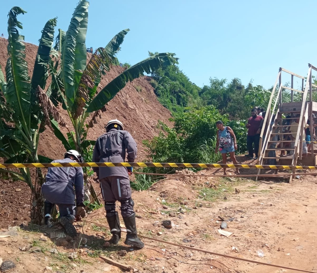 Bombeiros resgatam homem soterrado na BR-324; vítima foi levada ao Hospital do Subúrbio 