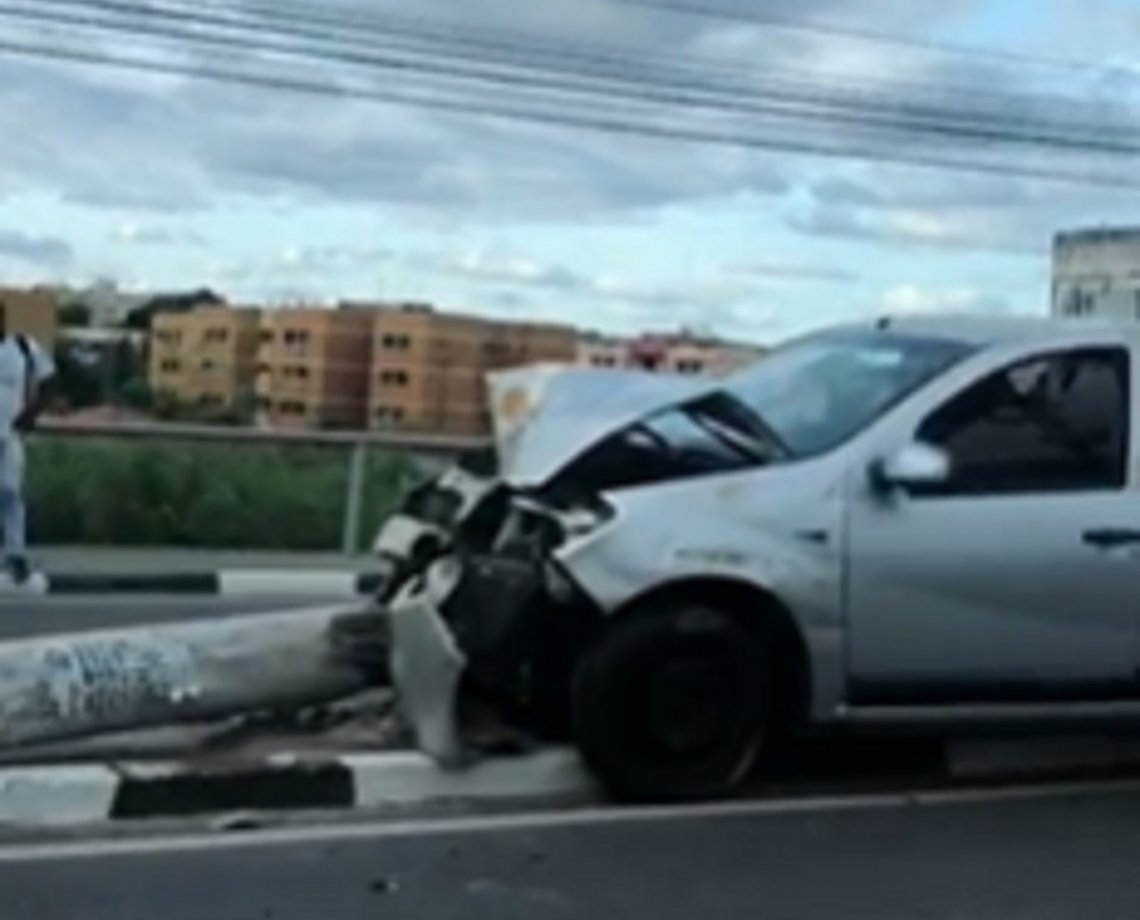 Motorista fica ferido após perder controle da direção, subir em canteiro e colidir com poste em Lauro de Freitas