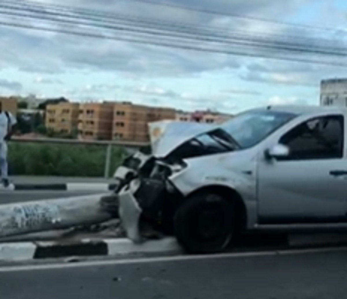 Motorista fica ferido após perder controle da direção, subir em canteiro e colidir com poste em Lauro de Freitas