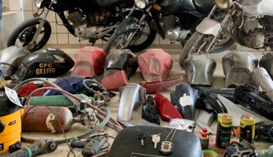 Dupla envolvida em furtos de motocicletas é presa com três veículos inteiros e diversas partes desmontadas