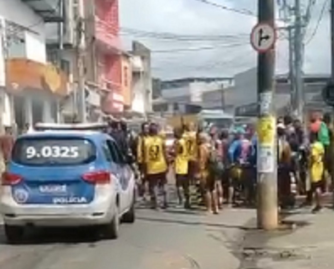 Mulher e adolescente ficam feridos após confronto entre PMs e suspeitos em Cajazeiras XI; moradores reclamam