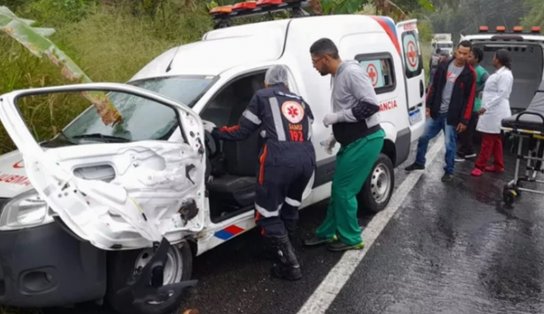 Duas pessoas morrem e outras duas ficam feridas após batida entre ambulância e outro carro na BR 330 