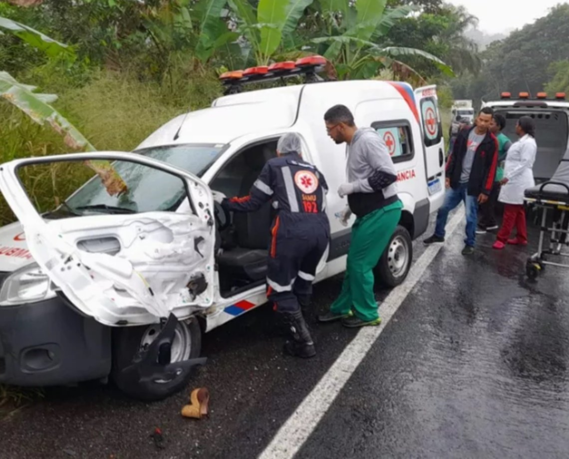 Duas pessoas morrem e outras duas ficam feridas após batida entre ambulância e outro carro na BR 330 