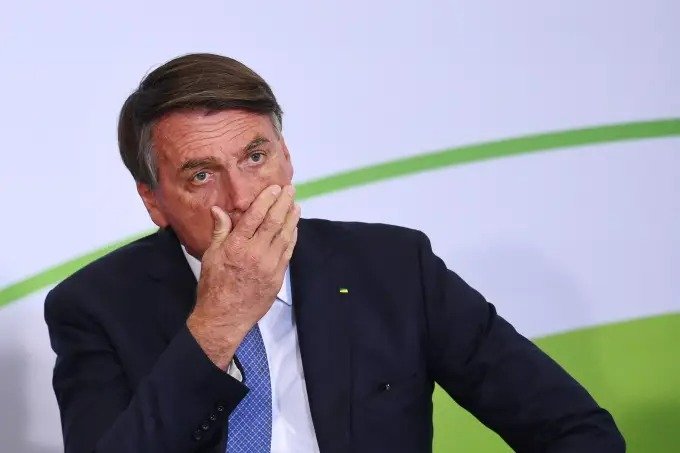 Justiça determina retirada de outdoors de Bolsonaro em Simões Filho por propaganda antecipada