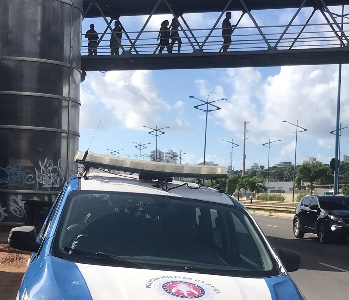 Homem é assassinado em passarela de pedestres da Avenida Heitor Dias, em Salvador