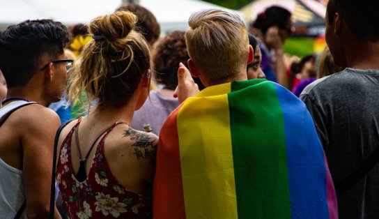 Votação de projeto que pune LGBTfobia é adiada; apreciação deve durar um mês