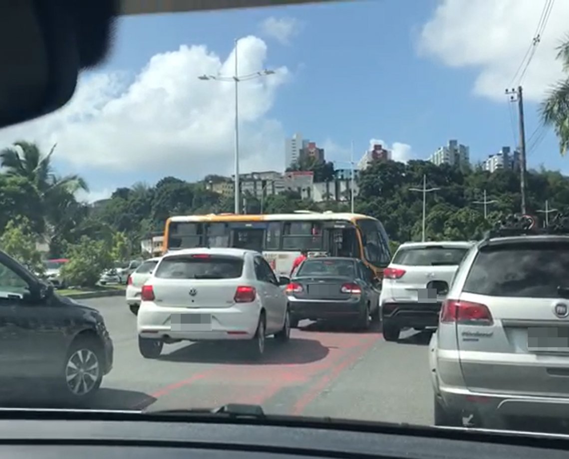 Vídeo: motorista de "amarelinho" sobe no canteiro para fazer manobra perigosa em Salvador; assista  