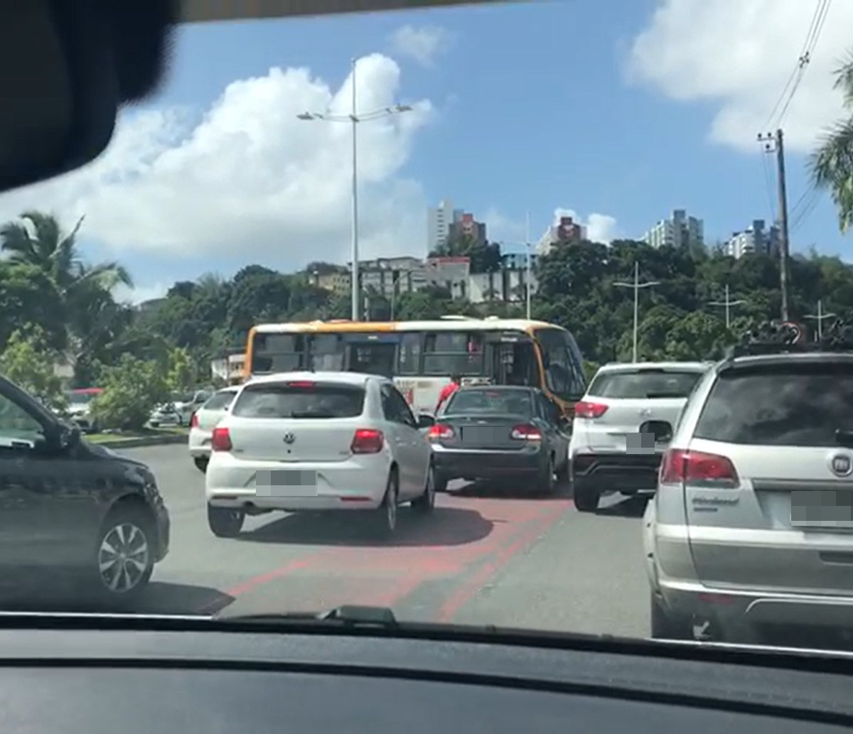 Vídeo: motorista de "amarelinho" sobe no canteiro para fazer manobra perigosa em Salvador; assista  