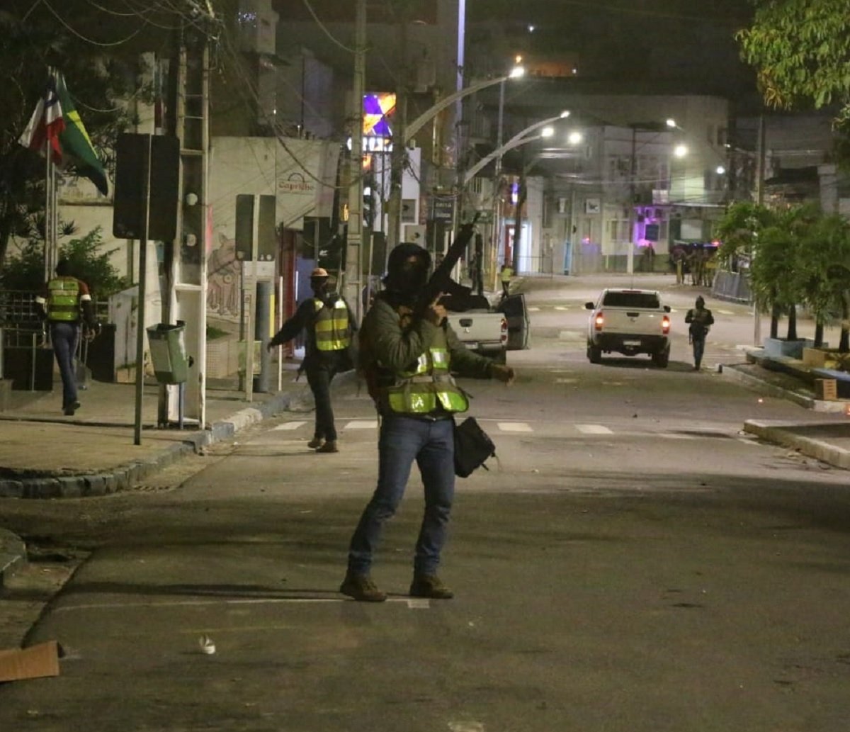 Explosão de banco, queima de veículos e fuga com reféns movimentam a madrugada em Jacobina; saiba mais