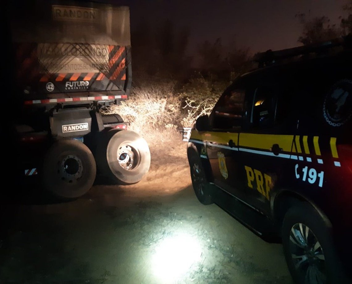 Caminhoneiro sequestrado é encontrado amarrado dentro de caminhão abandonado; suspeitos queriam roubar pneus 