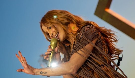 Claudia Leitte lança single no mesmo momento de transmissão do show pelos 50 anos de Ivete Sangalo