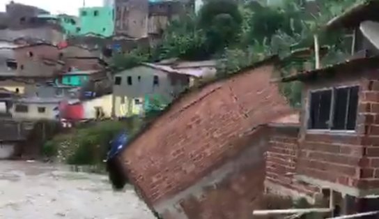 Tragédia em Recife; vídeos mostram ruas inundadas na capital e casas desmoronando no interior do estado, confira as imagens; "Isso nunca aconteceu antes"