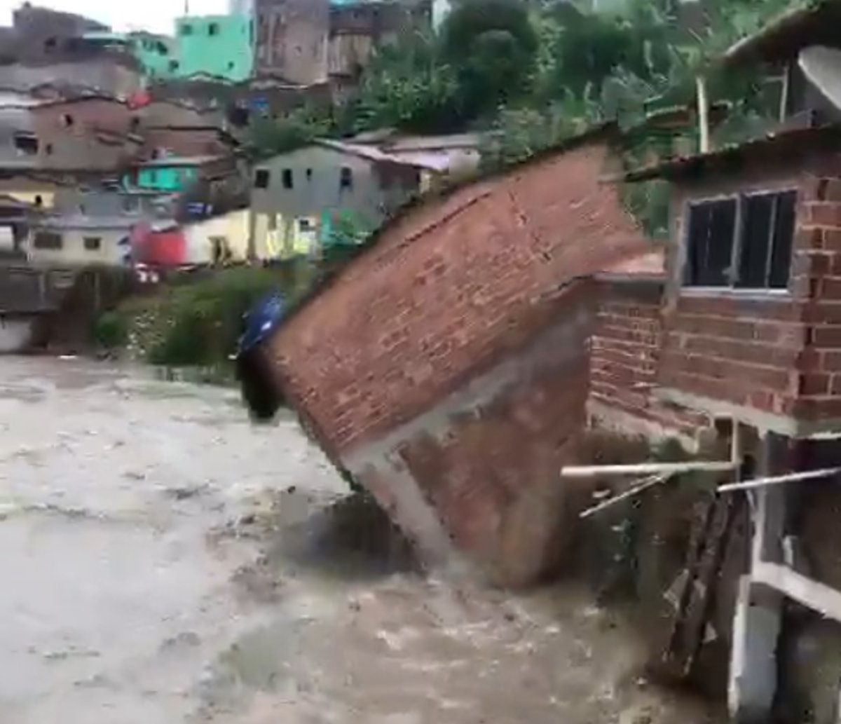 Tragédia em Recife; vídeos mostram ruas inundadas na capital e casas desmoronando no interior do estado, confira as imagens; "Isso nunca aconteceu antes"