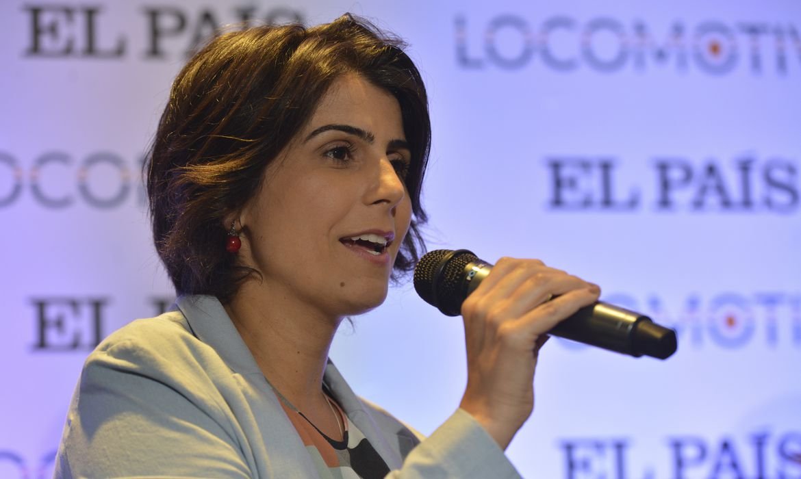 Ex-deputada federal, Manuela Davila confirma que não será candidata nas eleições 2022. "esses processos foram duros e violentos para minha família" 