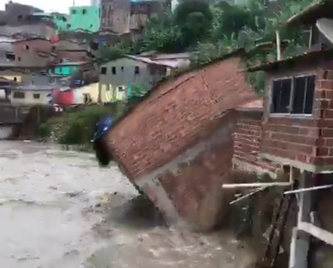 Bolsonaro anuncia envio de equipes para Recife após chuvas; 33 pessoas já morreram