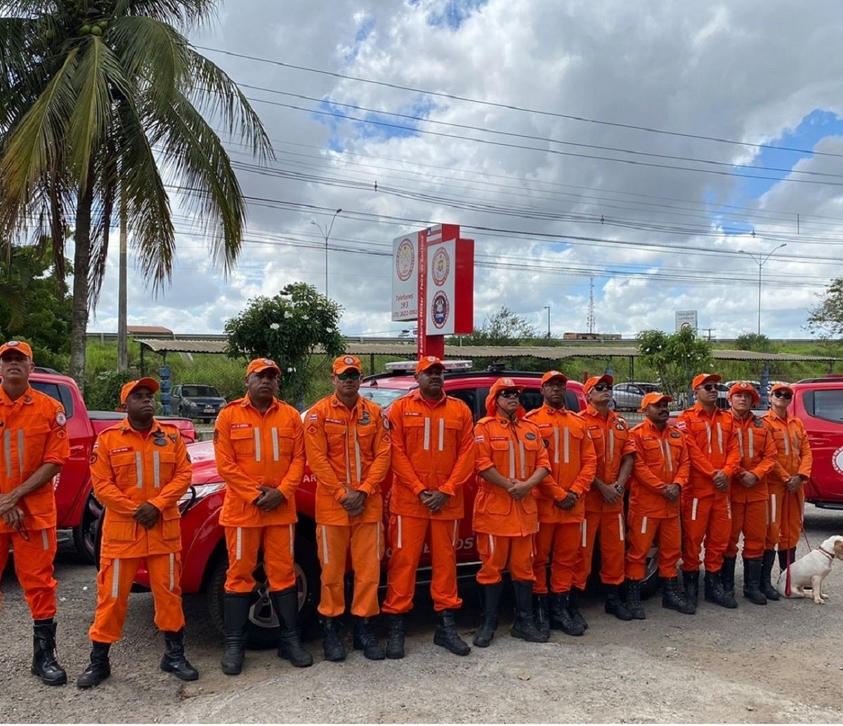 Bombeiros militares da Bahia seguem para trabalhar no resgate de vítimas da chuva em Pernambuco 