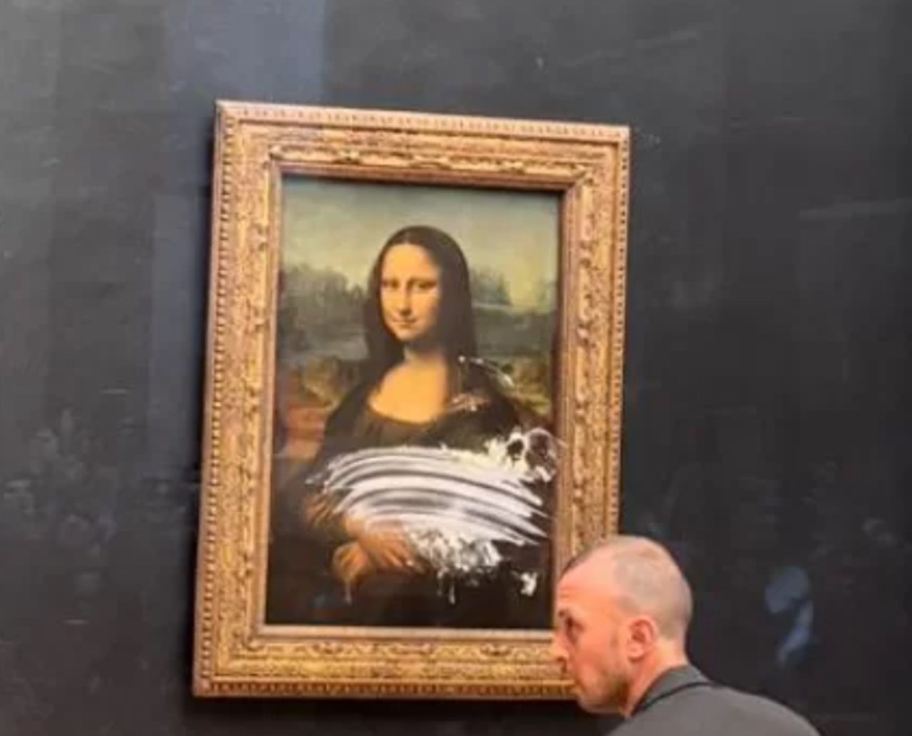 Humor "Pastelão"? Quadro da Monalisa sofre ataque de vândalo no museu do Louvre; confira