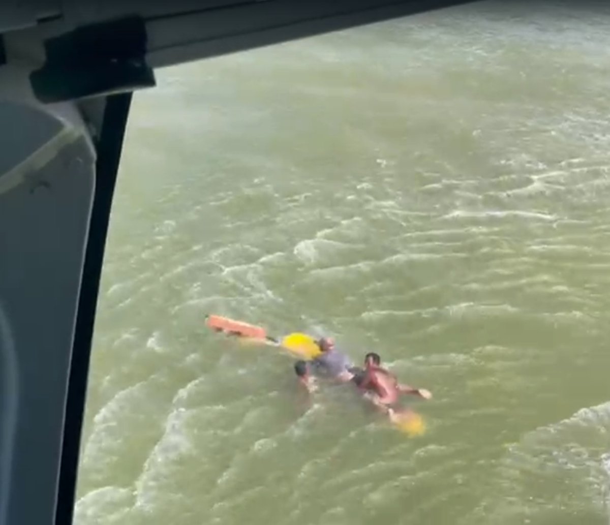 Homem é resgatado no meio do mar por helicóptero na Bahia e vídeo do resgate impressiona; assista  