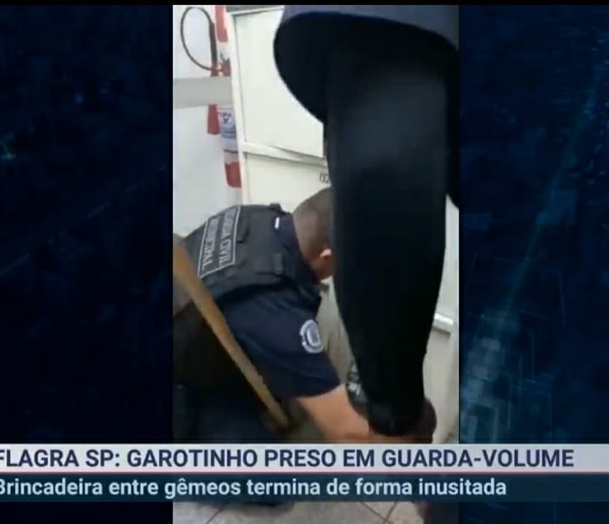 Criança fica trancada em guarda-volumes de agência bancária; veja vídeo 