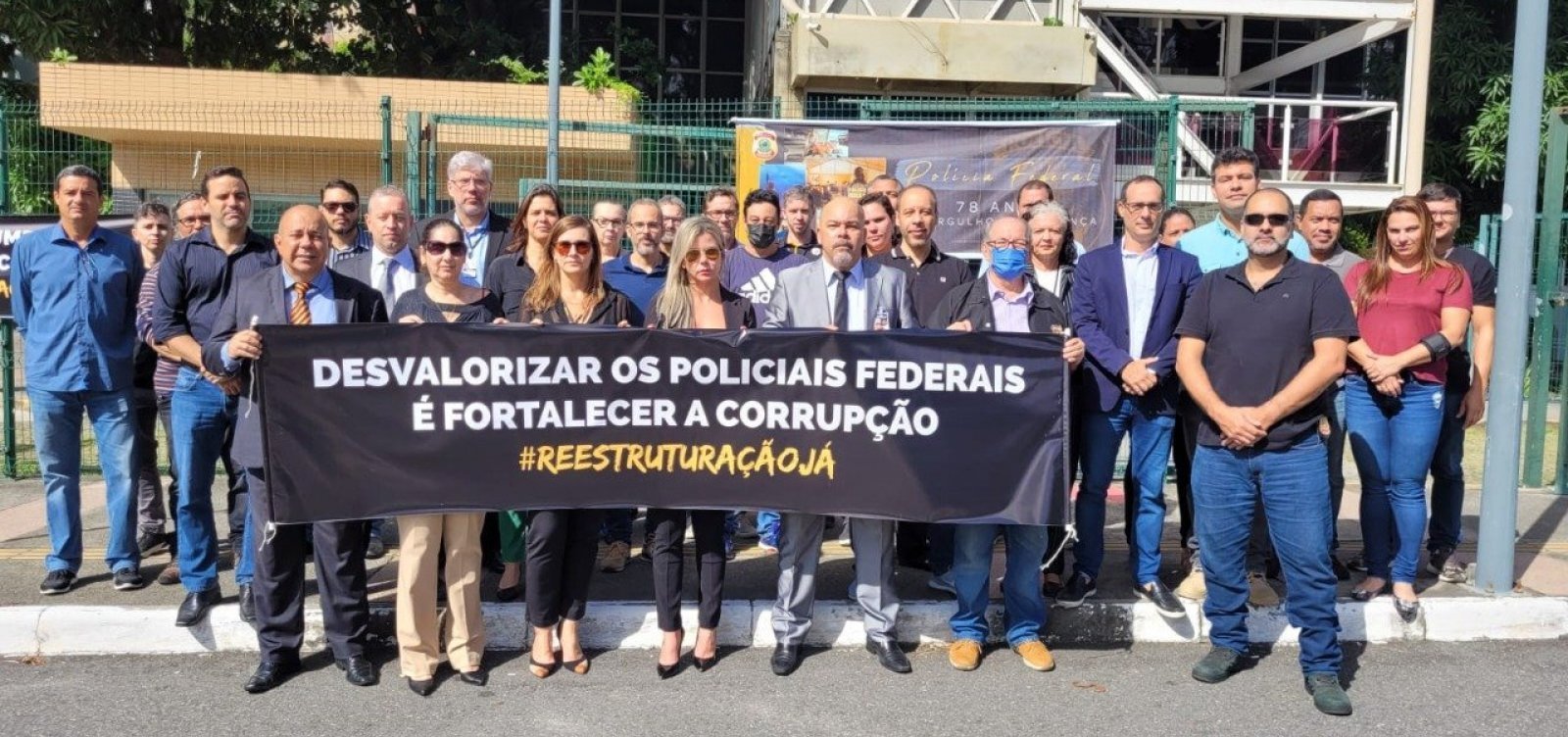 Policiais federais fazem manifestação contra Bolsonaro nesta terça no aeroporto