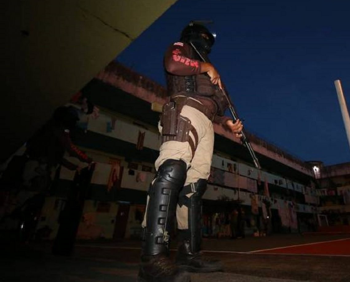 Seis celulares são encontrados em cela de detento que ordenava sequestros, em presídio de Salvador