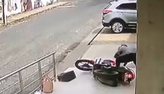 Dia da caça: ladrão cai duas vezes da moto após tentativa de roubo contra mulher e precisa empurrar veículo; assista 