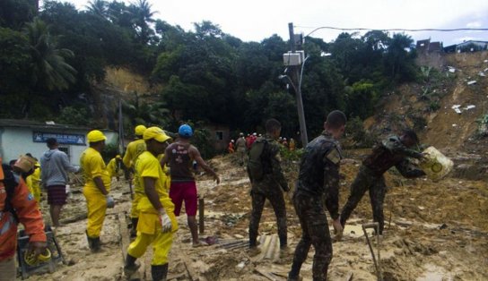 Chega a 100 o número de mortes devido às chuvas em Pernambuco; 16 ainda estão soterrados