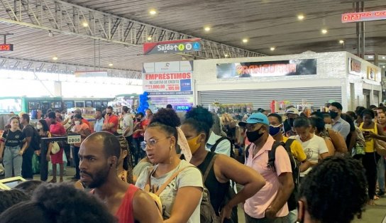 Usuários de ônibus enfrentam terminal lotado em Pirajá após alterações de linhas, devido ao acidente do metrô