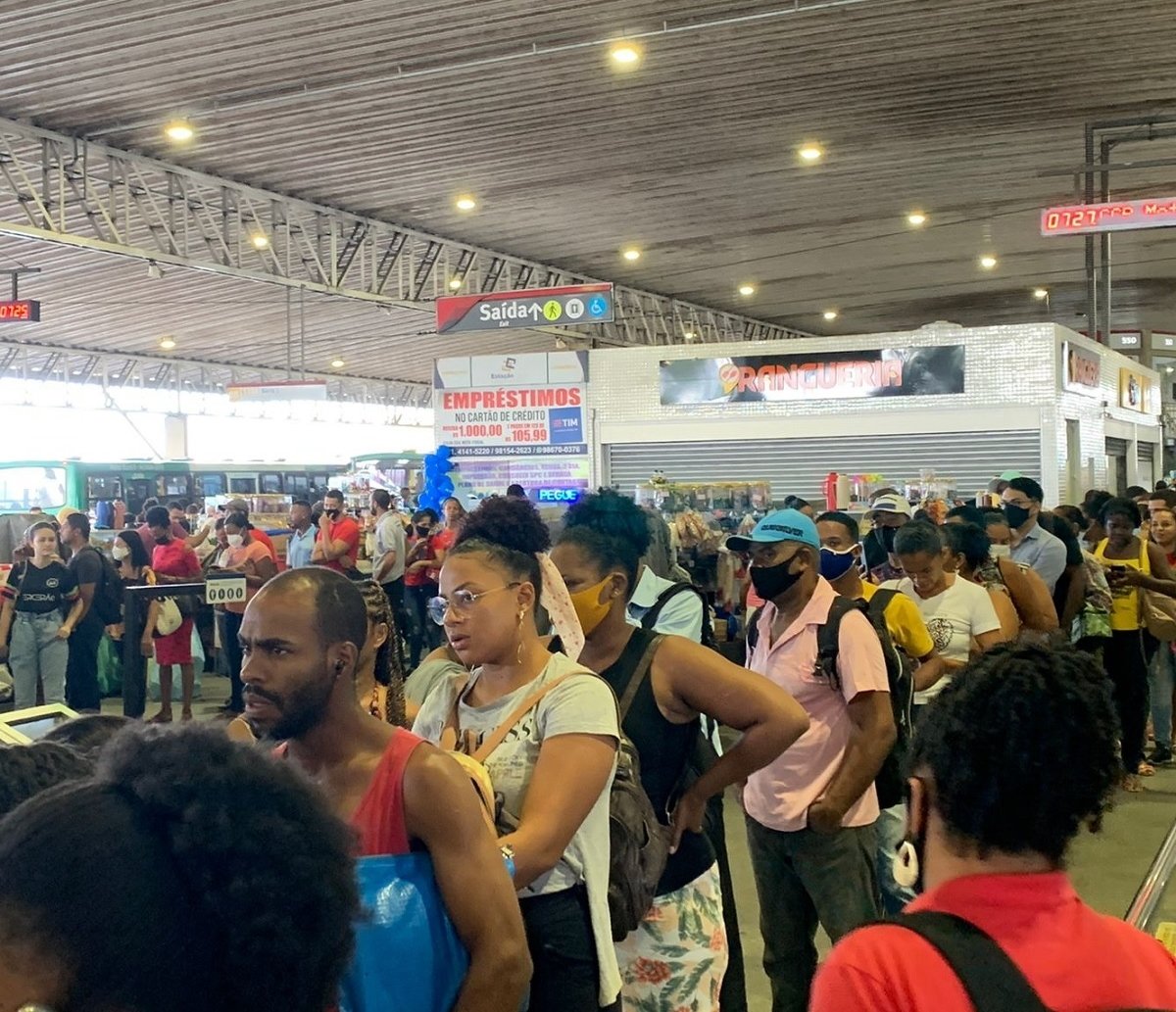 Usuários de ônibus enfrentam terminal lotado em Pirajá após alterações de linhas, devido ao acidente do metrô