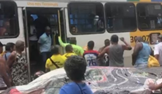 Vídeo: homem tenta assaltar ônibus e acaba levando pauladas, chutes e murros em Salvador