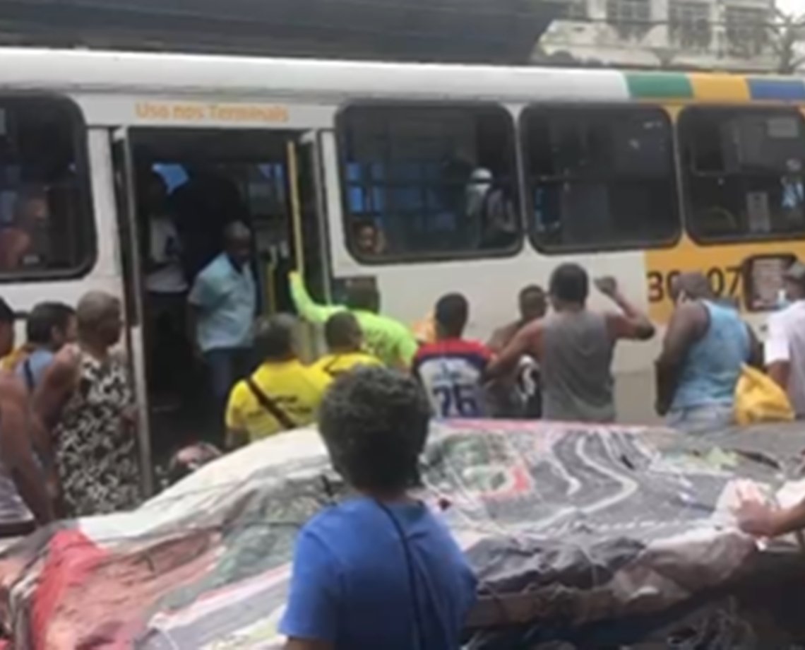 Vídeo: homem tenta assaltar ônibus e acaba levando pauladas, chutes e murros em Salvador