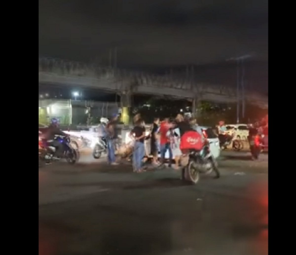 VÍDEO: casal é morto a tiros dentro de carro na Avenida ACM, em Salvador; dupla em moto fez os disparos