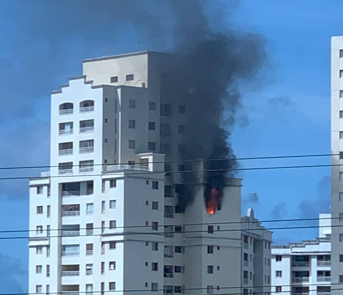 Incêndio atinge apartamento no 17º andar de condomínio no Imbuí; vídeos impressionam 