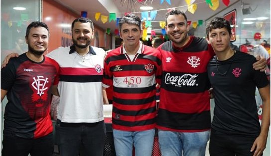 Ex Vitória, Marcone Amaral prestigia lançamento do livro “Memórias do Esporte Clube Vitória”