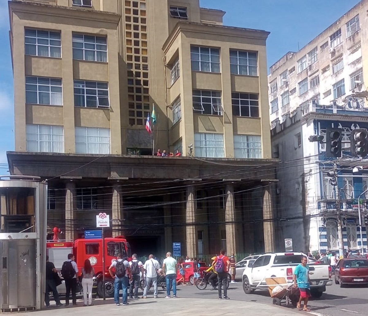 Prédio da Polícia Civil é alvo de incêndio em Salvador; funcionário inala fumaça e é levado para hospital 