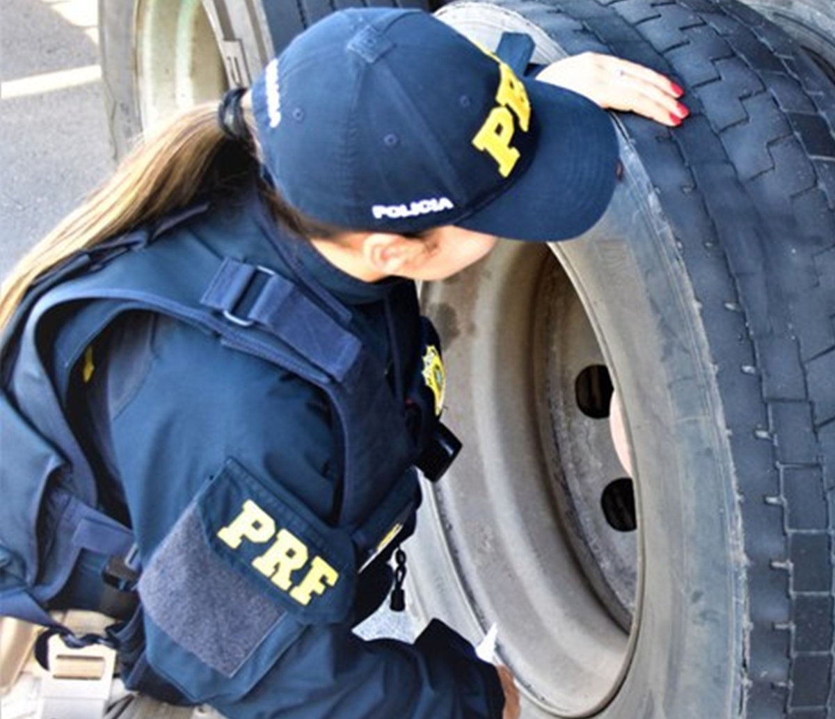 PRF acha 11 pessoas dentro de baú em caminhão na BR-101, em Alagoinhas  