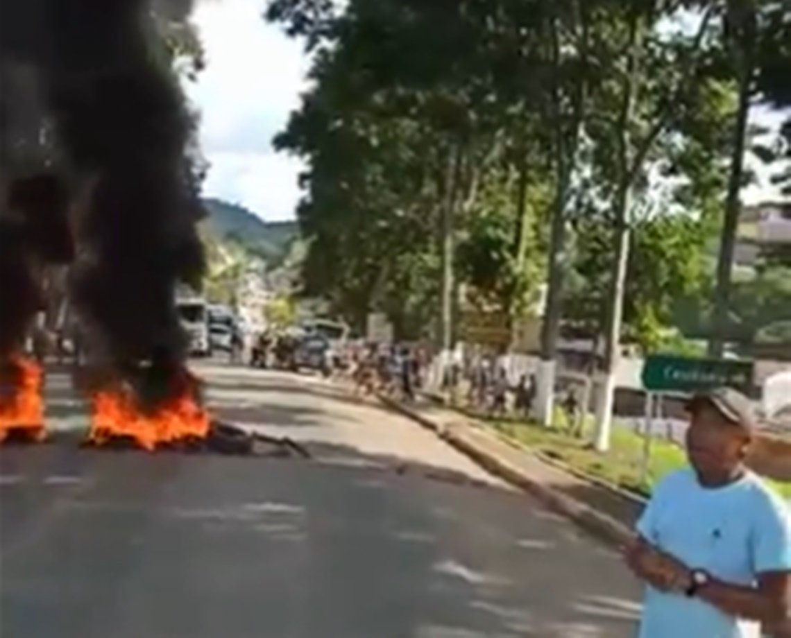 "Sem festa, sem pista": moradores de Teolândia bloqueiam trecho da BR-101 após cancelamento de evento com Gusttavo Lima