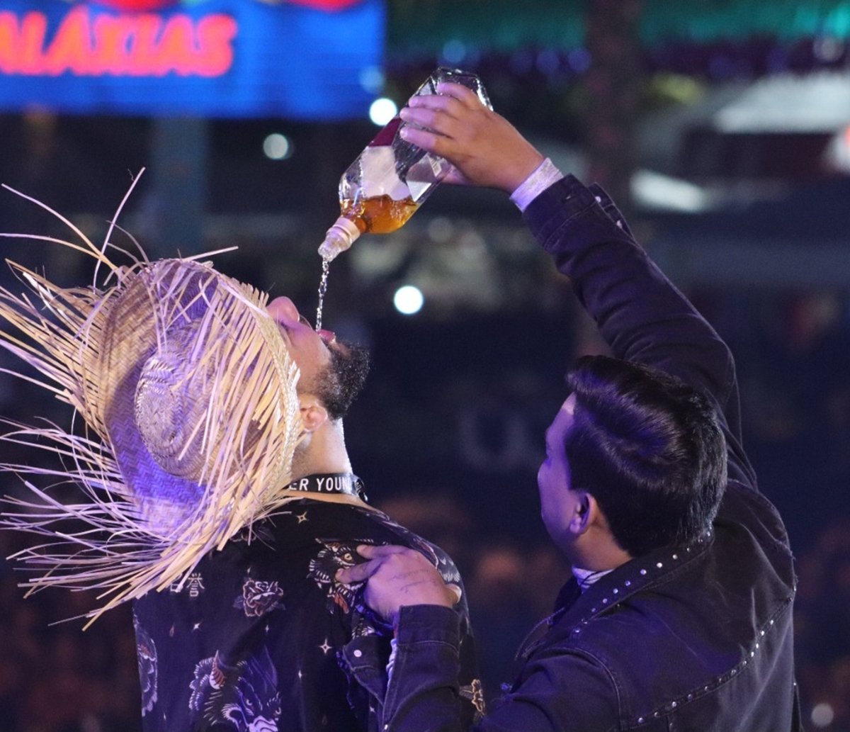 Thiago Aquino faz homem virar garrafa de whisky no show do Galinho; assista 