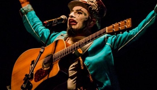 Banda O Teatro Mágico entra em turnê e realiza show em Salvador no próximo domingo 