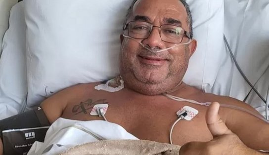 Pai de Anitta é internado após cirurgia e cantora agradece "rede de orações"