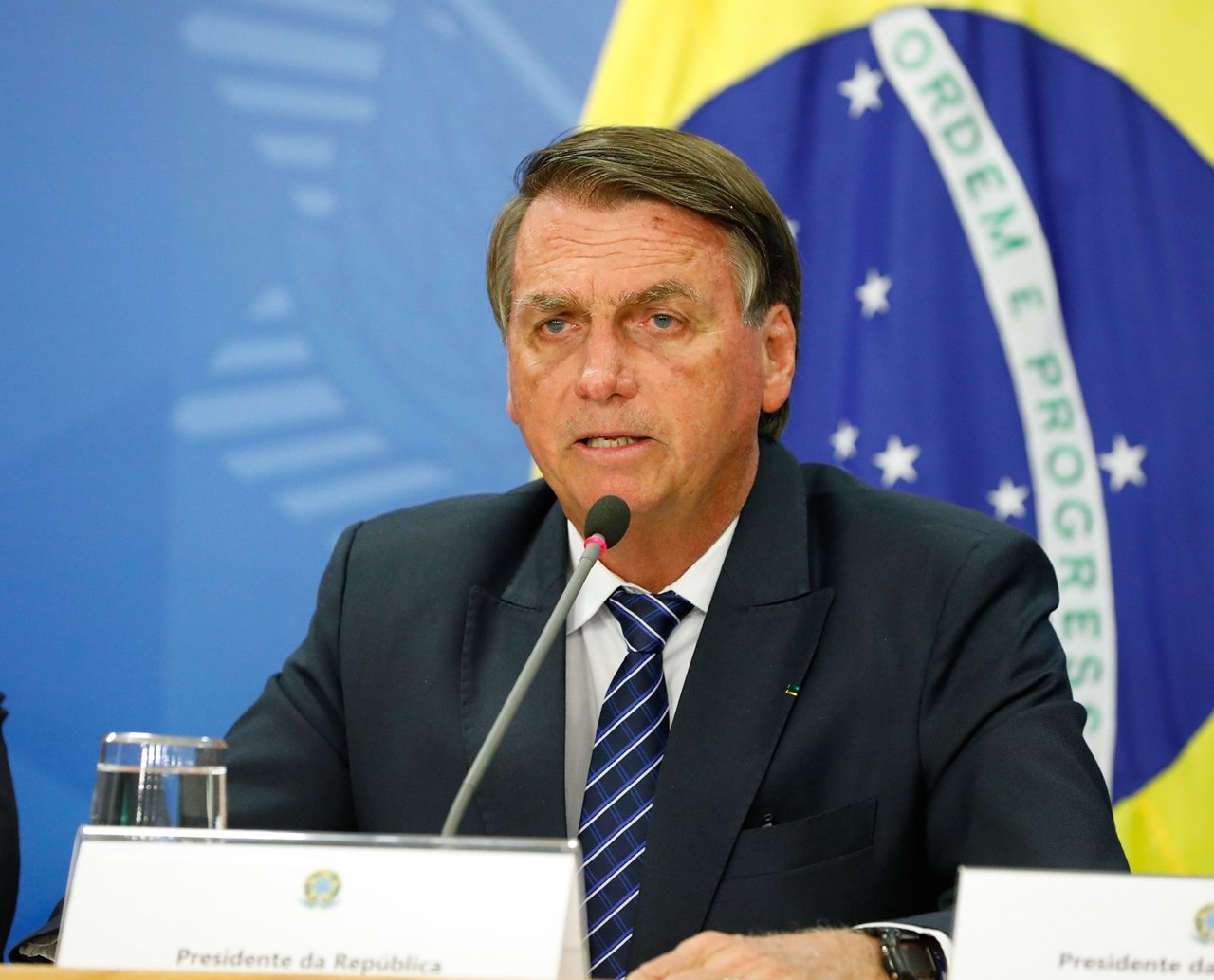 Bolsonaro condiciona renúncia de impostos federais sobre combustíveis a aceitação de governadores a teto do ICMS