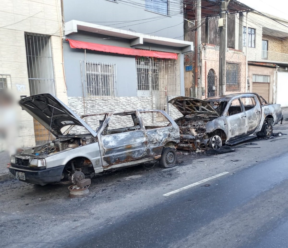 Após discussão e tiroteio, grupo toca fogo em dois carros  na Estrada da Rainha, em Salvador