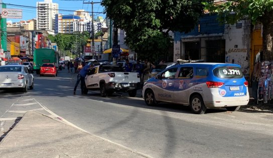 Morre motorista baleado nas costas, na Baixa de Quintas; PM apura relação com veículos incendiados