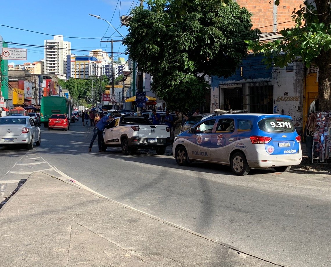 Morre motorista baleado nas costas, na Baixa de Quintas; PM apura relação com veículos incendiados