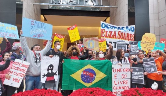 Manifestantes do MTST invadem shopping em protesto contra o aumento da fome